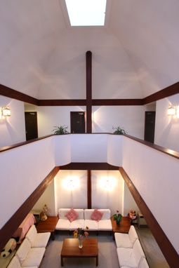 吹き抜けのロビー